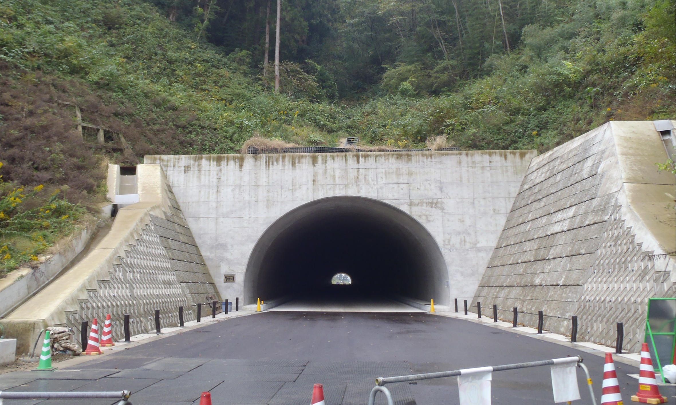 能越自動車道恵比寿山トンネル