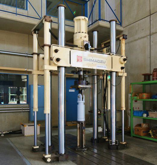 Photo 4 Large-scale fatigue testing machine