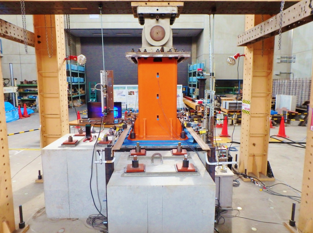 Photo 14 Combined exposed column base upper load test status