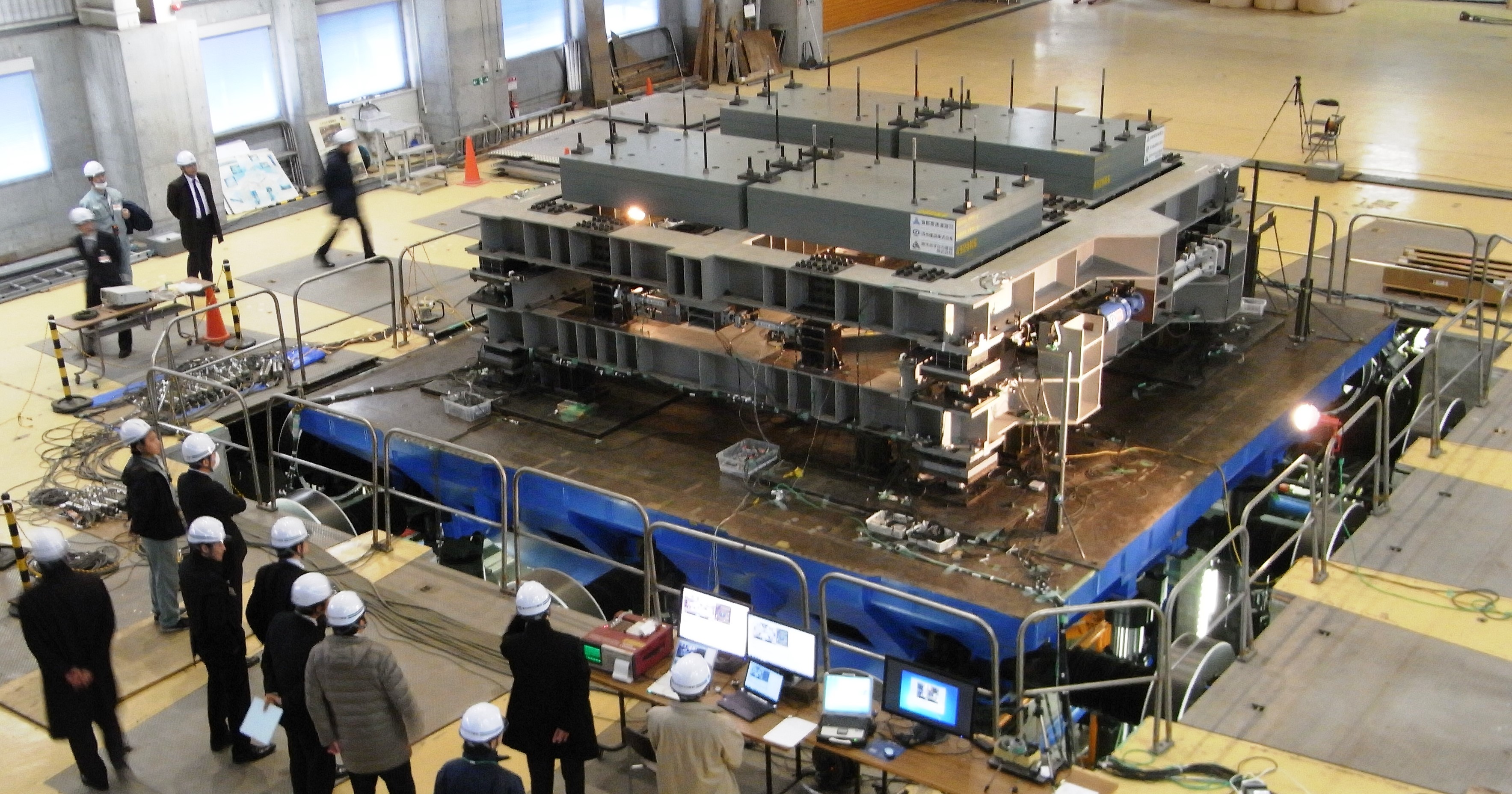 土木研究所（茨城県つくば市）の三次元大型振動台による検証実験
